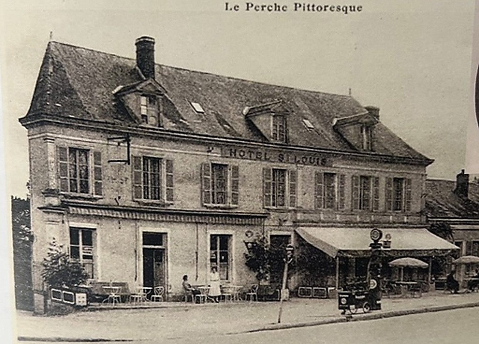 ∼ 1930 La terrasse et la pompe à essence, sur la carte postale « Le Perche Pittoresque »